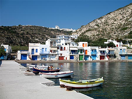 Klima på Milos med sina båthus i vackra färger. 