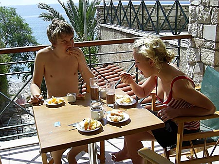 Frukost på balkongen hotell Grekis i Petalidi.