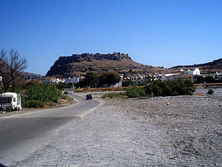 Ferakos Castle sedd från Haraki Beach. Rhodos.