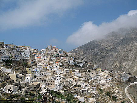 Olympos på Karpathos bland berg och moln.