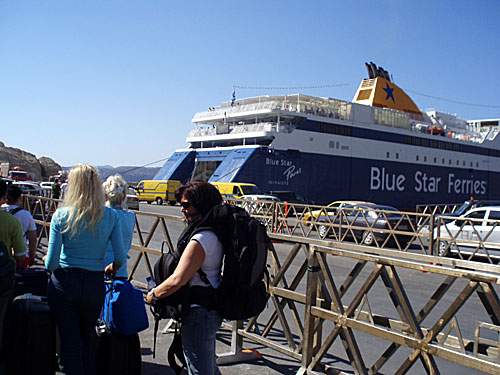 I väntan på färjan till Naxos i hamnen på Santorini.