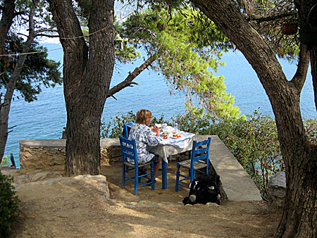 Skopelos. Agios Konstantinos. Taverna.