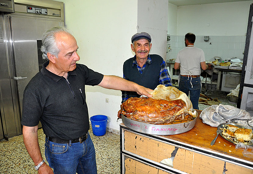 Vid lunchtid följde vi med Kostas till bageriet i Xilokeratidi i Katapola på Amorgos.