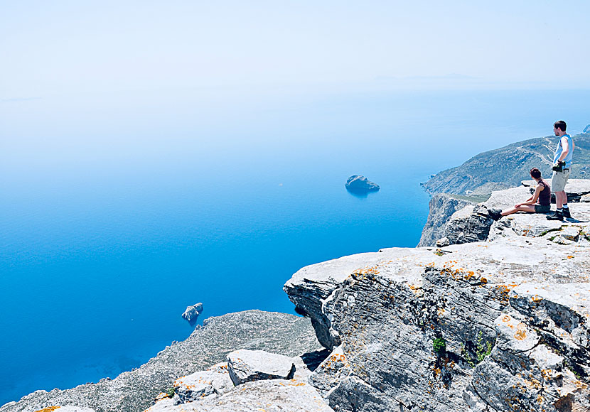 Det stora blå och klippbadet Agia Anna på Amorgos i Grekland.