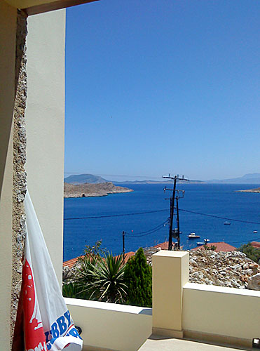 Utsikten från Tassos lilla lägenheten, ingången, Rhodos i fjärran.