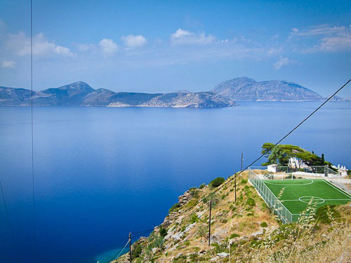 Vackrast belägna fotbollsplanen på Fourni i Grekland.