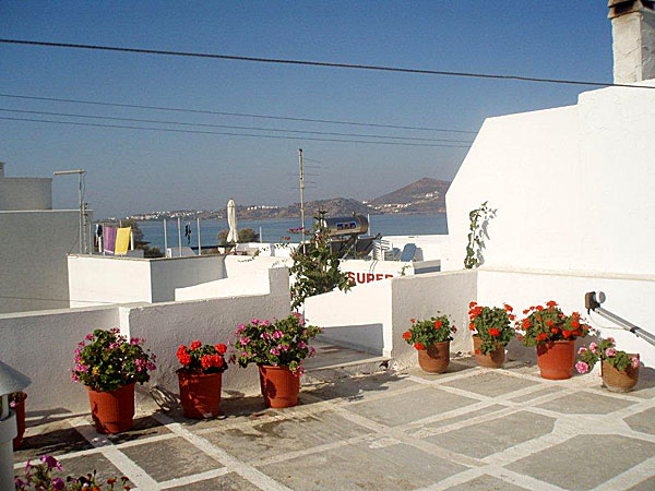 Utsikt från takterassen på vårt hotell vid S:t Georgiosstranden Naxos.