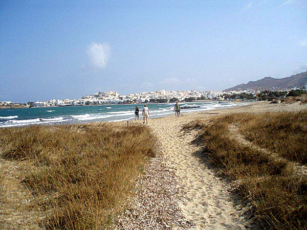 S:t Georgiosstranden med Naxos stad i bakgrunden.