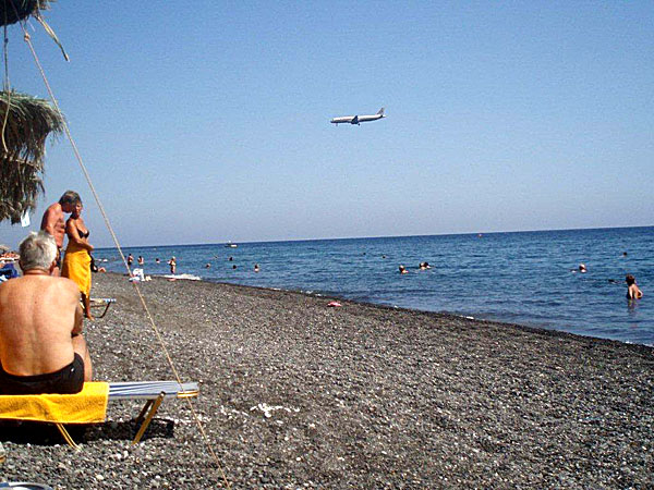 Ett av många flygplan som är på väg att landa på Santorini