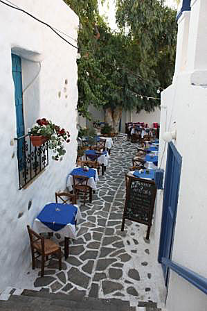 Restaurang O´Apostolis innan gästerna anlänt. Naxos.