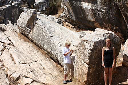 Barnen råkar välta en staty utanför Apollonas… Naxos.