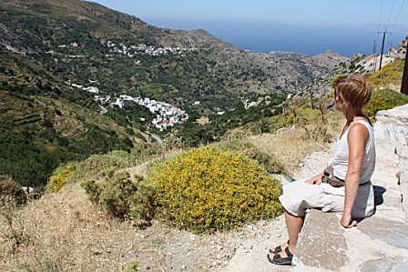 Vy över bergen och Koronos. Naxos.