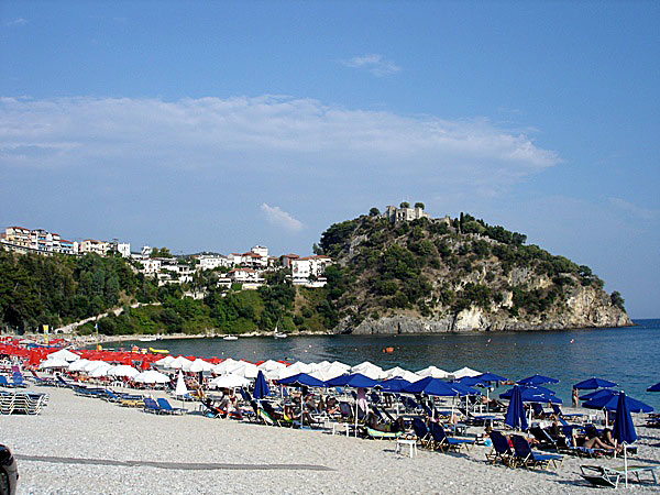 Valtos beach till söder om den venetianska fästningen i Parga.