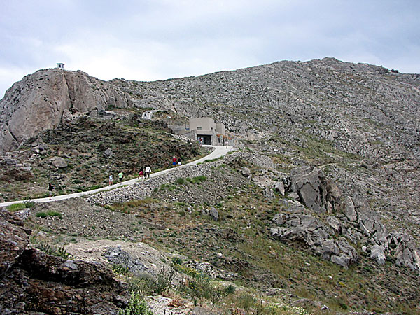 Nya entrén klar till antika Fira uppe på berget Mesa Vouno i Kamari.