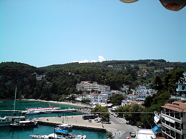 Utsikten från rummet på pension Hara i Patitiri på Alonissos.