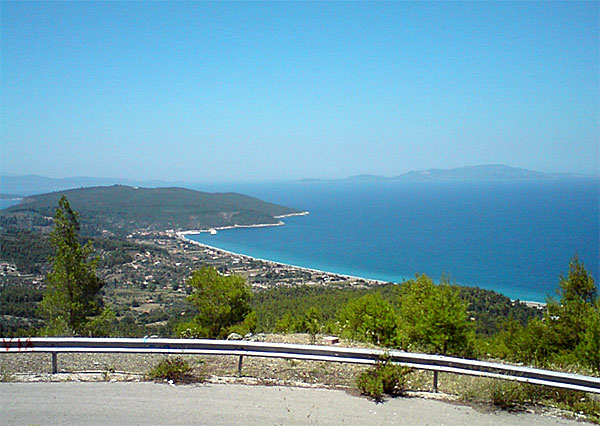Vasilika beach på Evia med fastlandet och Skiathos i fjärran.