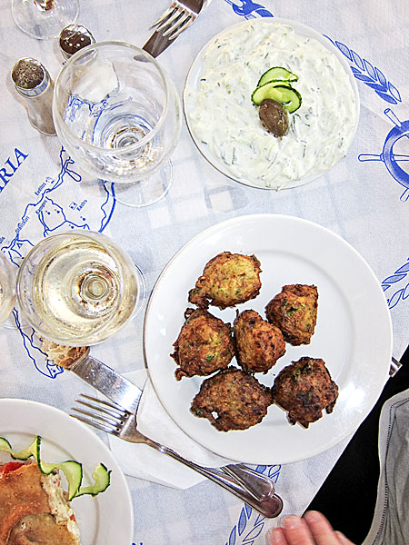 Annas Taverna i Nas på Ikaria gjorde goda zucchinibollar.