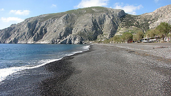 Kamari beach mot berget. Santorini.