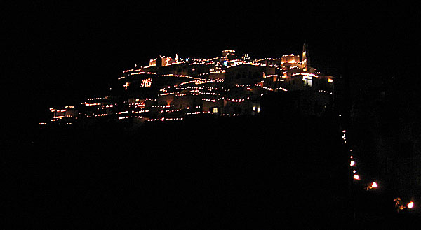 7000 marschaller lyser upp Pyrgos på långfredagens kväll. Santorini.