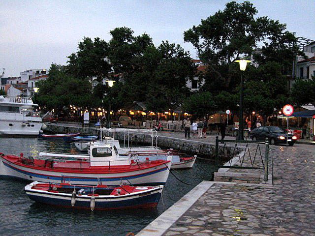 Hamnen på Skopelos på kvällen.