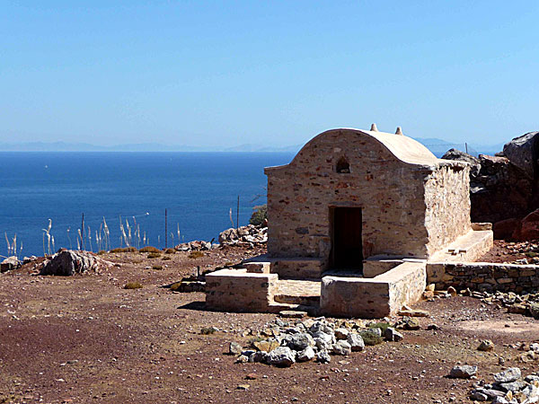 Uppe på berget ligger det lilla kapellet Agia Anna på Tilos.