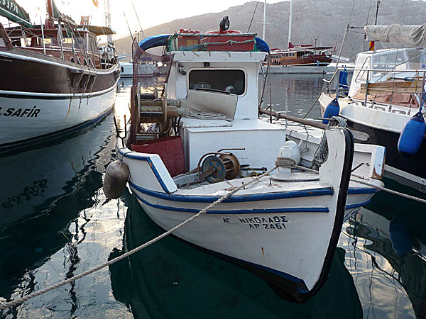 Fiskebåtar i hamnen i Livadia på Tilos.