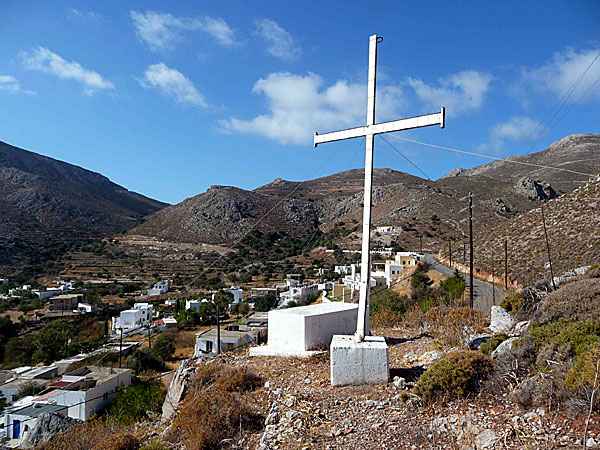 Ett stort kors på Tilos och bredvid finns två minnesmärken som är daterade 1944.