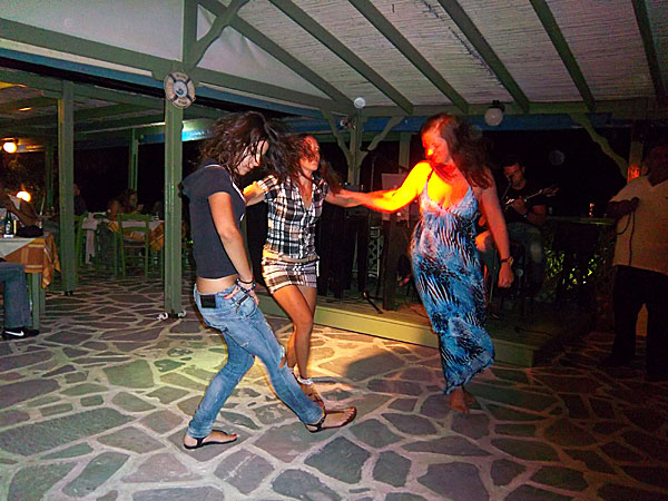 Alyki, Zoë och Erika dansar syrtaki på Karpathos.