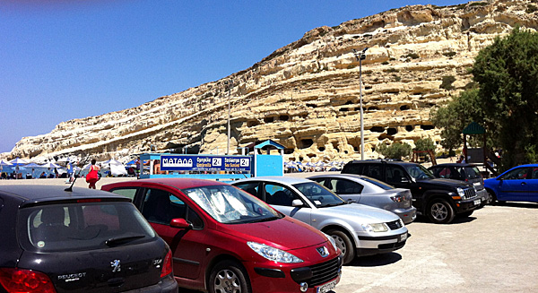 Matalastrandens parkeringen med p-vakter parasoller och grottor.