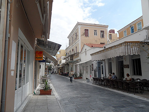 Nästan öde gata i Chora på Andros.