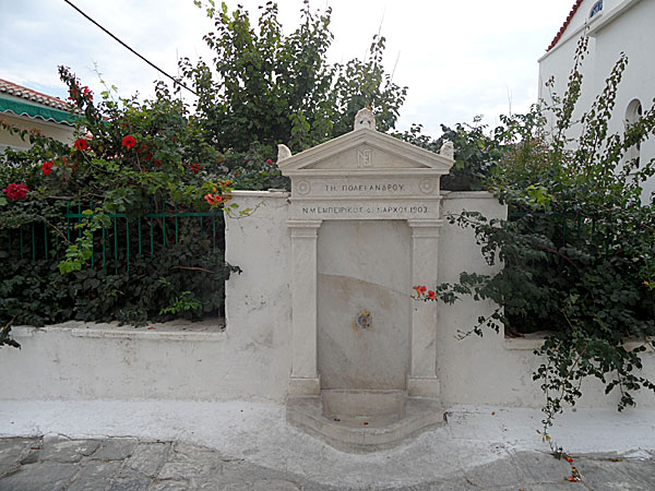 Gott vatten på Andros i Grekland.