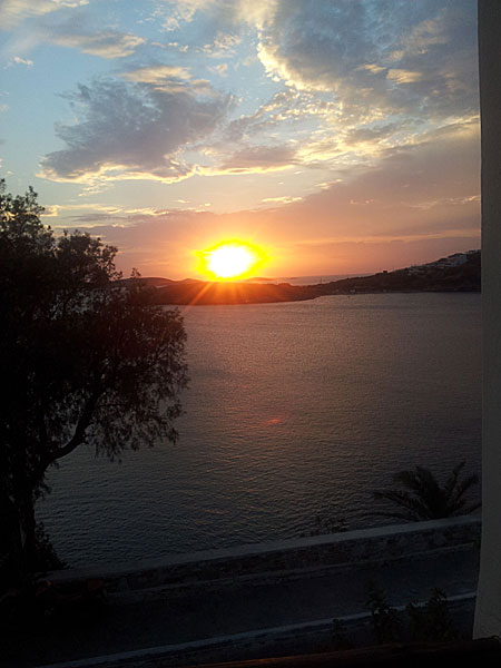 Solnedgång från balkongen i Batsi på Andros.