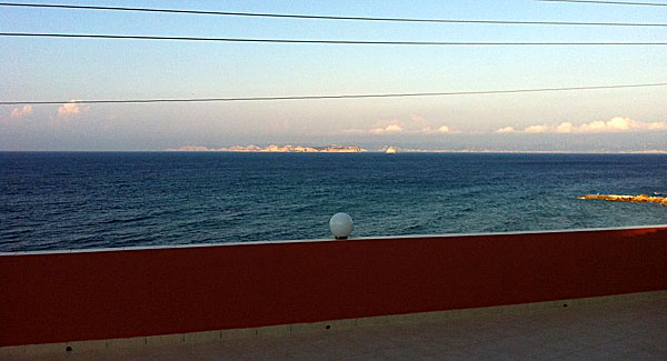 Utsikt från altanen på vårt hotell på Mathraki i Grekland.