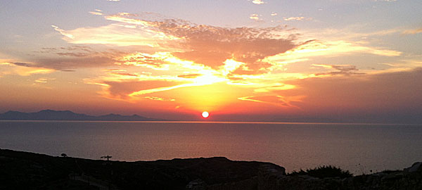 Solnedgång från Anti-Paros med Sifnos i fonden
