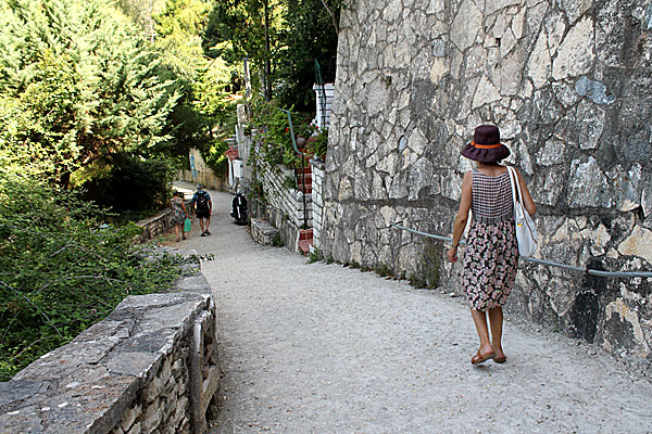 Vägen ner till Valtos beach i Parga.