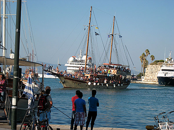 Utflyktsbåt anlöper hamnen i Kos stad.
