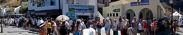 Kö till linbanan på Santorini.