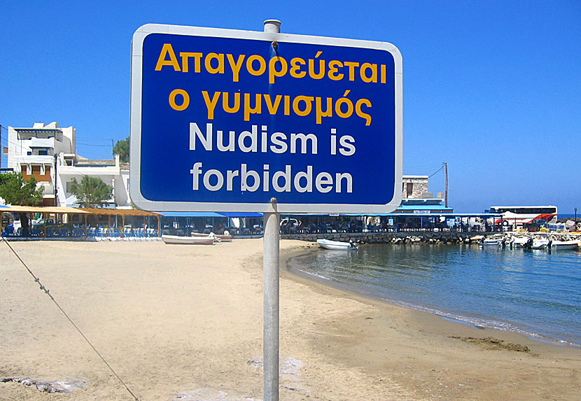 Nudism is forbidden på Apollonas beach på Naxos i Grekland.